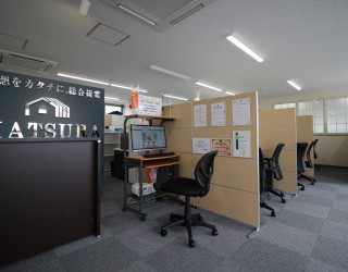 広くて明るい店内へ是非お越し下さい!
お部屋探しの事、分からないことなど何でもご相談ください!