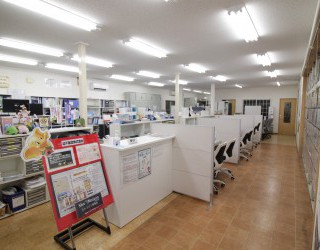 明るい店内へ是非お越し下さい！
お部屋探しの事、分からないことなど何でもご相談ください！