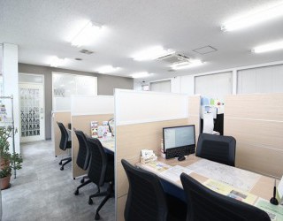 明るい店内には、たくさんの接客スペースをご用意しております。