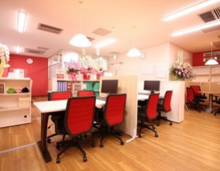 店内は赤を基調にしたあたたかい雰囲気。
アットホームなスタイルで、お部屋を探しているお客様をお待ちしています！